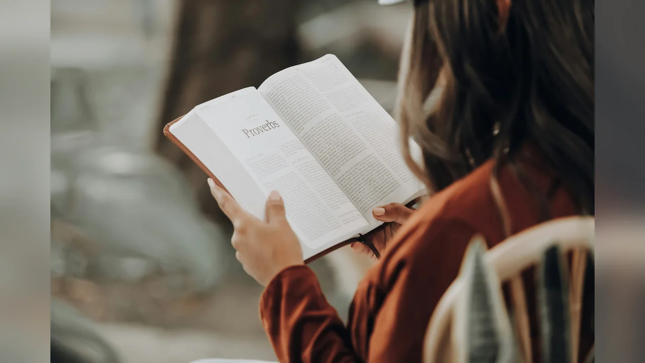 Ребёнок читает книгу